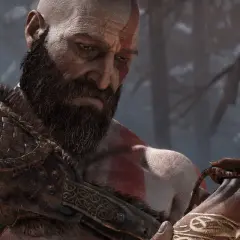 Kratos z brodą i czerwonymi znakami na twarzy, w zbroi, trzyma sakiewkę. Dzieło Santa Monica Studio.