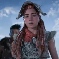 Aloy w plemiennym stroju, z towarzyszami, wpatruje się w dal. Czy to kolebka ech kod, która kryje odpowiedzi?