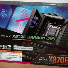 Pudełko płyty głównej MSI MAG X870E CARBON WIFI, idealne dla graczy szukających wydajności. Jaki Ryzen do gier? Ta płyta obsłuży procesory AMD Ryzen 9000.
