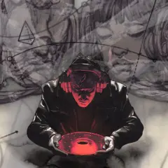 Mężczyzna w słuchawkach trzyma świecącą płytę. Tło sugeruje świat Disco Elysium 2, pełen mechanizmów i abstrakcyjnych form.
