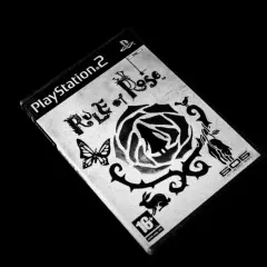 Okładka gry "Rule of Rose" na PlayStation 2. Motyw czarnej róży, motyla i królika.