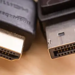 Zbliżenie na wtyczki HDMI i DisplayPort, pokazujące różnice w ich budowie. Który kabel wybrać?