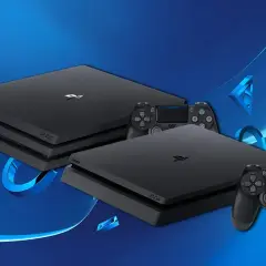 Dwie konsole PS4 Pro i dwa kontrolery DualShock 4 na niebieskim tle z logo PlayStation. Idealne na premierę!