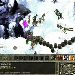 Bitwa w śnieżnym krajobrazie w grze Icewind Dale 2. Bohaterowie walczą z orkami, a na ekranie widać interfejs gry.