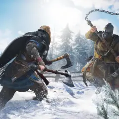 Dwóch wikingów walczy w śnieżnym lesie. Jeden z nich dzierży dwie siekiery, drugi – cep bojowy. To scena z gry Assassin's Creed Valhalla, która może być częścią poradnika.