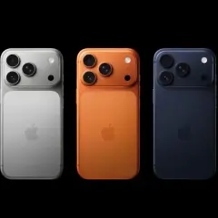Trzy telefony iPhone 18 w kolorach srebrnym, pomarańczowym i granatowym, każdy z trzema obiektywami aparatu.