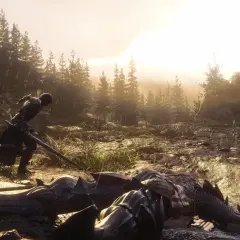 Ostatni wojownik w Final Fantasy XVI poradnik, klęczy nad pokonanym przeciwnikiem w deszczowym lesie.