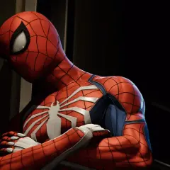 Spider-Man w swoim kultowym stroju, zamyślony. Może właśnie zdobył kolejne trofea w grze Spider-Man 2.