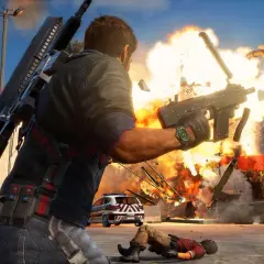 Rico Rodriguez strzela z pistoletu maszynowego, wywołując eksplozję. W tle policyjny radiowóz i powalony przeciwnik. Idealne dla graczy szukających wyzwań, jak w Just Cause 3 wymagania.