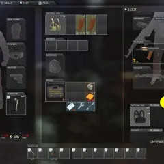 Gracz przygotowuje się do ucieczki z Tarkov na PS5, ekwipując broń i przedmioty.