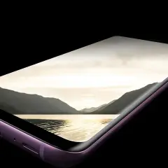 Fioletowy Samsung S9 na premierze prezentuje piękny krajobraz z jeziorem i górami.