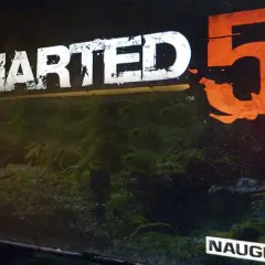 Napis "UNCHARTED 5" na tle ciemnej, leśnej scenerii. Kiedy doczekamy się tej gry?