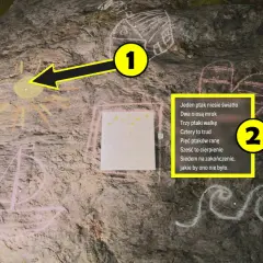 Na skale w grze Alan Wake 2 widzimy rysunki kredą i tekst rymowanki. Strzałka wskazuje na słońce, a obok znajduje się numer 2 z tekstem.