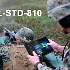 Żołnierz sprawdza dane na tablecie zgodnym ze **standardem militarnym MIL-STD-810H** podczas ćwiczeń.