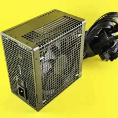 Czarny zasilacz komputerowy z kablami, idealny do budowy wydajnego PC. Jaki zasilacz do komputera wybrać? Ten model to dobry wybór.