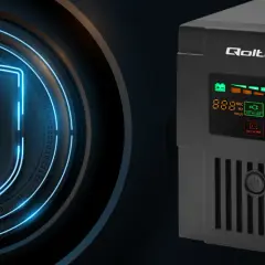 Nowoczesny UPS Qoltec chroni Twój sprzęt. Cyfrowy wyświetlacz pokazuje parametry, a neonowa tarcza symbolizuje bezpieczeństwo.