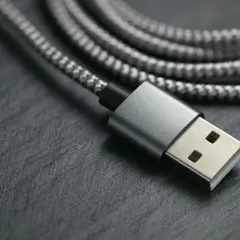 Szary kabel USB z wtyczką, gotowy do podłączenia urządzeń. Czy to USB 2.0, czy szybszy USB 3.0?