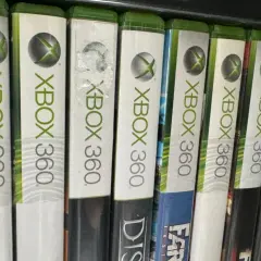 Rząd gier na Xbox 360, w tym tytuły takie jak F.E.A.R. i Far Cry. To kolekcja najlepszych gier na Xbox 360.