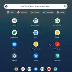 Ekran startowy systemu **Chrome OS** z ikonami aplikacji Google: YouTube, Gmail, Kalendarz, Meet, Chrome, Sklep Play, Dokumenty, Arkusze i inne.