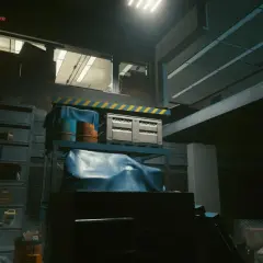 W magazynie w stylu cyberpunk, gdzie trwa rozpoznanie wzorca, widać regały z towarami i beczki.