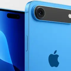 Niebieski iPhone 17 Air z minimalistycznym modułem aparatu i logo Apple.