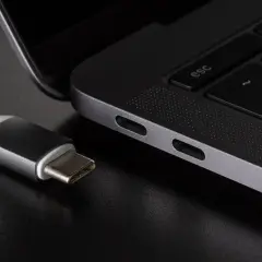 Kabel USB-C podłączony do laptopa. Różne rodzaje USB ewoluują, a ten nowoczesny standard zapewnia wszechstronność.