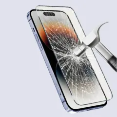 Młotek uderza w ekran telefonu, ale chroni go szkło hartowane. Wybierz folia czy szkło na telefon, by zapewnić bezpieczeństwo.