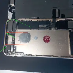 Wnętrze telefonu z widocznym modułem **NFC w telefonie**. Widać elementy płyty głównej, baterię i Taptic Engine.
