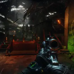 Wskazówki do Metro Exodus: widok z broni snajperskiej na zrujnowany korytarz z ołtarzem i wiszącymi postaciami.