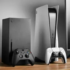 Czarny Xbox Series X i biały PlayStation 5 stoją obok siebie. Którą konsolę wybierasz?