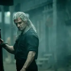 Geralt z Rivii, **the witcher**, z długimi, siwymi włosami i mieczem w dłoni, spogląda groźnie.