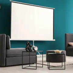 Nowoczesny salon z szarymi sofami i dużym ekranem do projektora. Idealne miejsce na domowe kino.