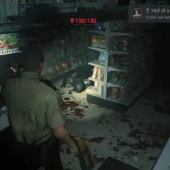 Policjant w sklepie, gdzie widać plamy krwi i półki z produktami. Osiągnięto trofea Resident Evil 2 "Hell of a Sheriff".