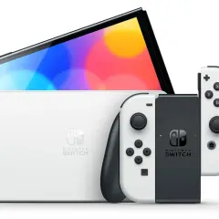 Biały Nintendo Switch z dokiem i kontrolerami Joy-Con. To jest ten słynny switch, który pozwala grać wszędzie.