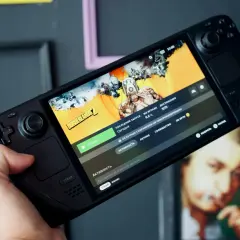 Ręka trzymająca Steam Deck 2, na ekranie gra Borderlands 2.