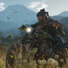 Deacon z Days Gone 2 pędzi motocyklem przez łąkę, a wokół latają liście.
