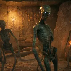Cztery przerażające szkielety z niebieskimi oczami, przypominające potwory z **imperio hogwarts legacy**, stoją w mrocznej, kamiennej komnacie.