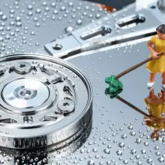 Miniaturka sprzątaczki na dysku twardym z kroplami wody. Jak zwolnić miejsce na dysku? Czas na porządki!