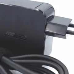 Czarny zasilacz Asus z wtyczką europejską i kablem. Dowiedz się, jak dobrać zasilacz do laptopa, by zapewnić mu bezpieczne ładowanie.