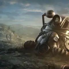 Zniszczony hełm z gry Fallout 76 leży na ziemi. W tle dwójka ludzi idzie w stronę gór. Sprawdź fallout 76 wymagania!