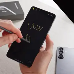 Rysowanie na ekranie najnowszego Samsunga S23 Ultra. Obok leży pudełko i drugi telefon.