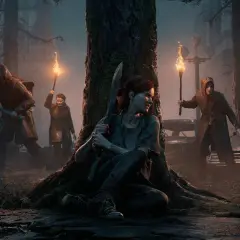 Ellie ukrywa się za drzewem, podczas gdy inni z pochodniami i kilofem zbliżają się w mrocznym lesie. Czy to zapowiedź The Last of Us sezon 3?
