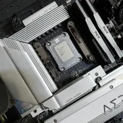 Jak sprawdzić płytę główną? Widok na procesor Intel Core i7, radiator, moduły RAM XPG i złącza na płycie głównej Gigabyte Z790 AERO G.