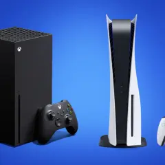 Czarny Xbox Series X i biały PlayStation 5 z kontrolerami. Kiedy nowy Xbox, to wybór jest trudny.