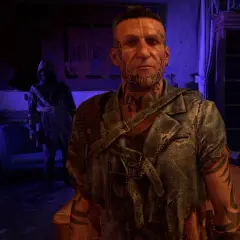 Damien z Dying Light 2, z tatuażami na twarzy i szyi, stoi w ponurym pomieszczeniu.