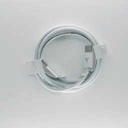 Biały, pleciony kabel **usb typu c** z logo marki, zwinięty w okrąg i zabezpieczony papierowymi opaskami.