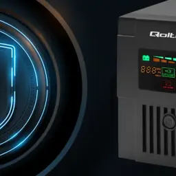 Nowoczesny UPS Qoltec chroni Twój sprzęt. Cyfrowy wyświetlacz pokazuje parametry, a neonowa tarcza symbolizuje bezpieczeństwo.