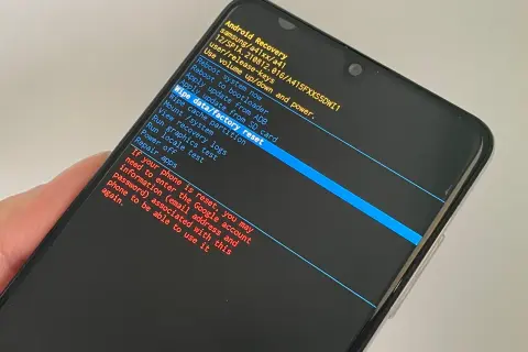 Ekran trybu odzyskiwania Samsunga z opcją "Wipe data/factory reset", która pomoże, jak odblokowac telefon Samsung gdy zapomni sie kodu.