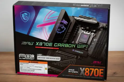 Pudełko płyty głównej MSI MAG X870E CARBON WIFI, idealne dla graczy szukających wydajności. Jaki Ryzen do gier? Ta płyta obsłuży procesory AMD Ryzen 9000.