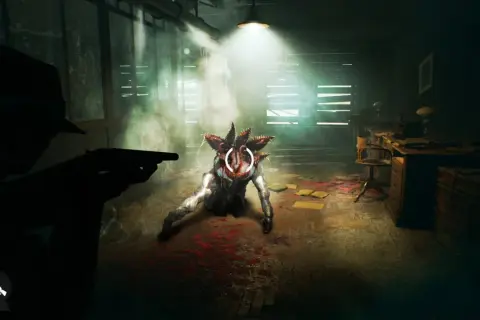 Mroczny pokój, człowiek z pistoletem celuje w potwora. To jak walka o przetrwanie w **the sinking city**.